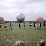 859577 Afbeelding van luchtballonnen tijdens Koninginnedag op het terrein aan de Cervanteslaan te Utrecht, in de ...